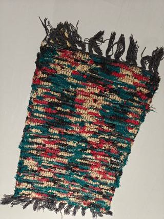 Alfombra de tela bicolor con flecos