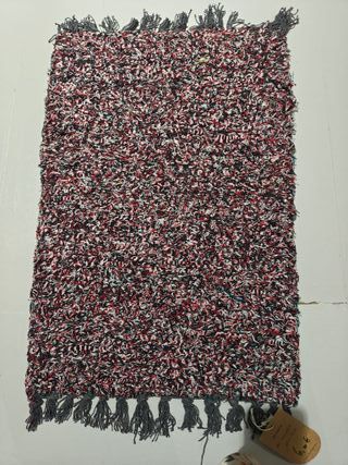 Alfombra de tela bicolor con flecos
