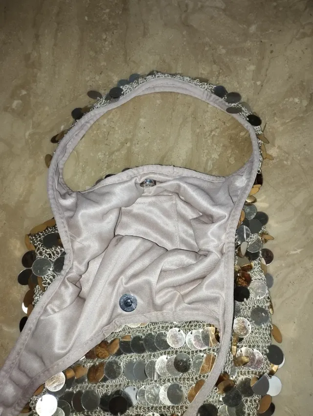 Bolso de lentejuelas doradas