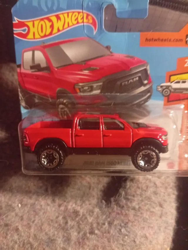 Hot Wheels 2020 Ram 1500 Rebel Rojo