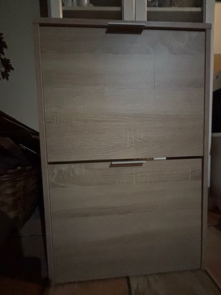 Zapatero de madera beige y marrón