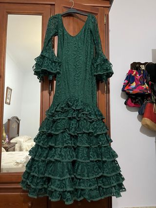 Traje de flamenca verde con volantes