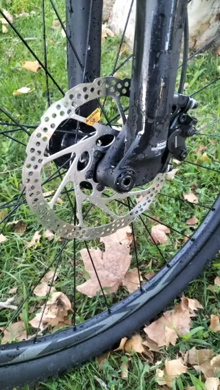 Magnifica bicicleta de montaña de carbono