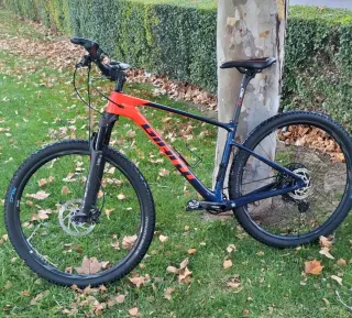 Magnifica bicicleta de montaña de carbono