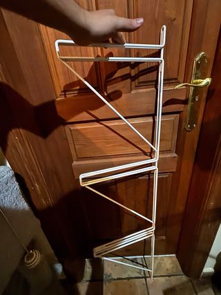 Estantería de pared metálica