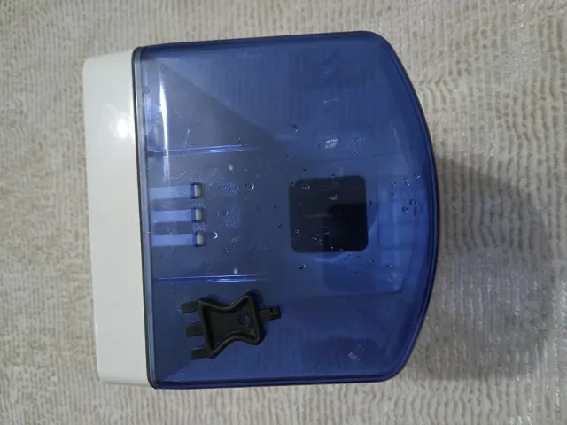 Portarrollos de plástico azul y blanco