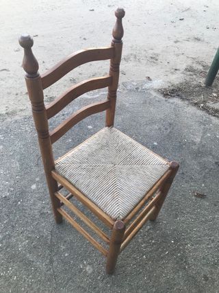 Silla de madera con asiento de mimbre