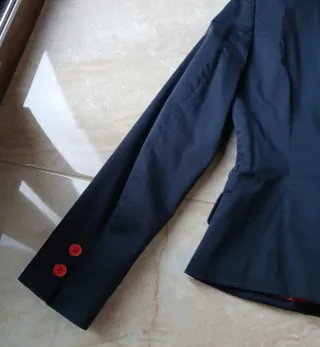 Chaqueta Blazer Precchio azul marino detalles rojo