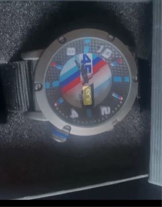 Reloj con diseño deportivo