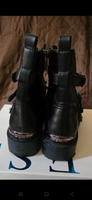 Botines Guess Negros con Hebillas y Tachuelas