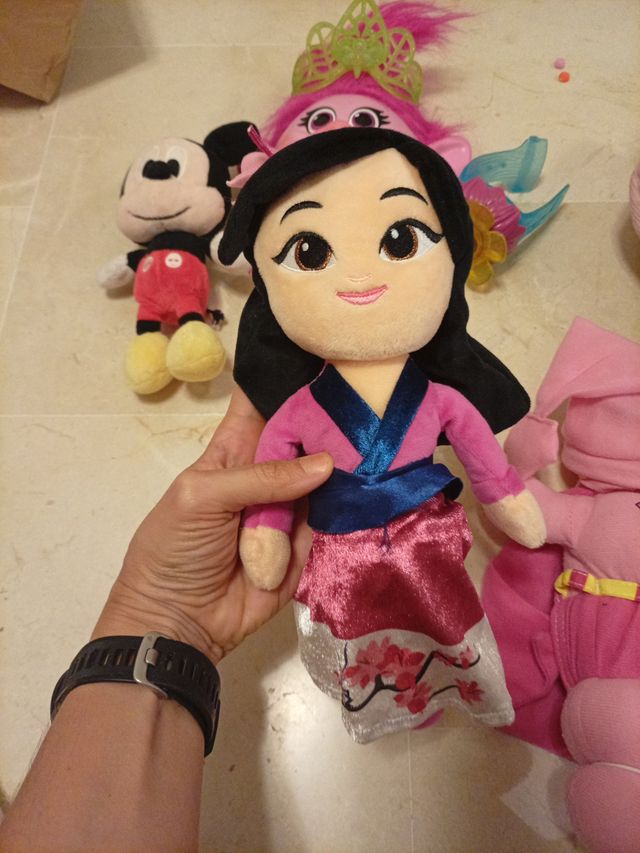 Lote de 6 Muñecas. Bebe llorones, Trolls y disfraz