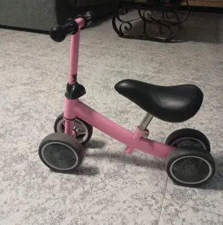 Bicicleta sin pedales rosa