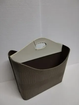 Porta revistas em pele com pega