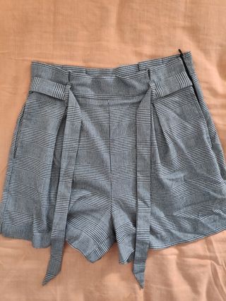 Shorts Estampado con cuadros de Zara.