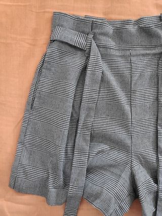 Shorts Estampado con cuadros de Zara.