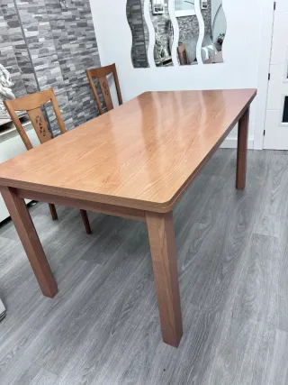 Mesa de comedor de madera