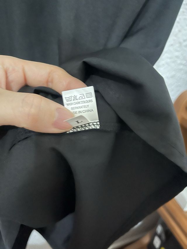 Elegante y vintageVestido negro con diseño único L