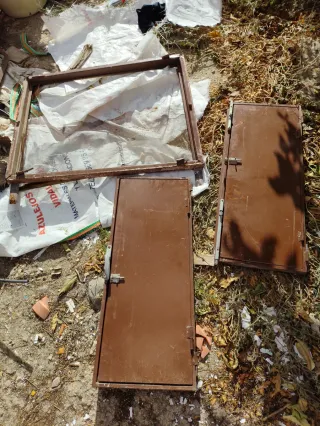 Ventana hierro antigua con marco