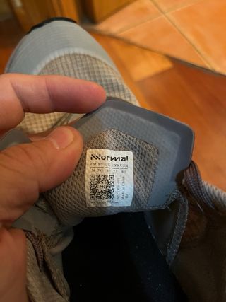 Zapatillas trail Nnormal Tomir 1.0 beige/gris