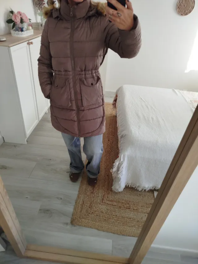 Abrigo acolchado caqui con capucha