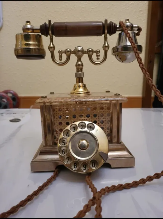 Teléfono antiguo de mesa