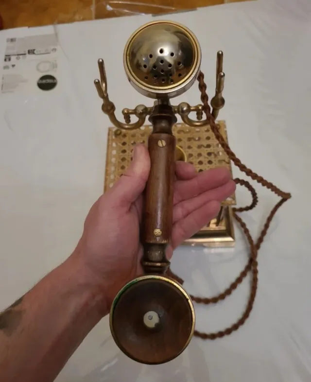 Teléfono antiguo de mesa