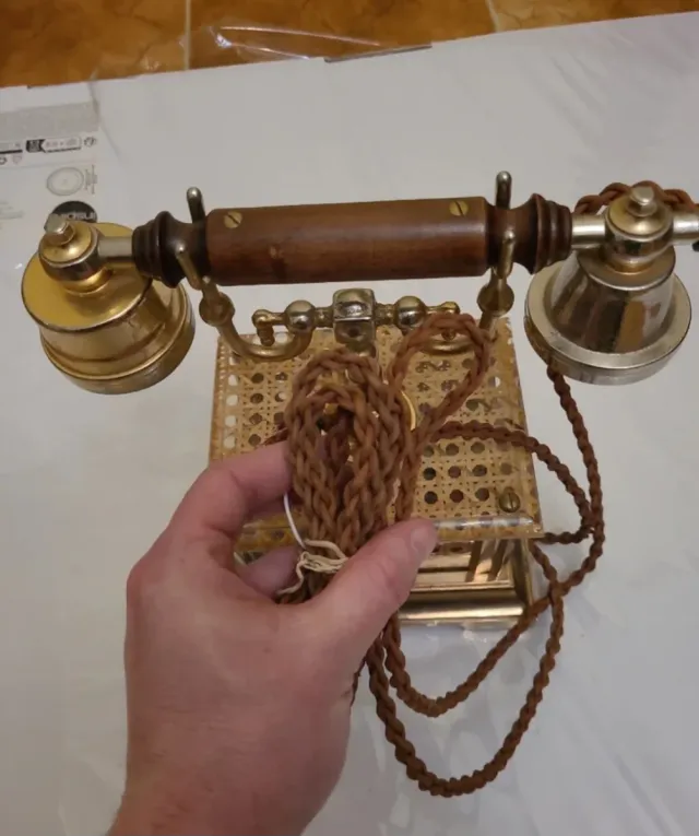 Teléfono antiguo de mesa