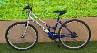 Bicicleta CONOR plateada y azul
        MuyPocoUso