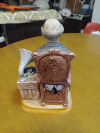 Figura Vintage Anciano Sentado con Gramófono