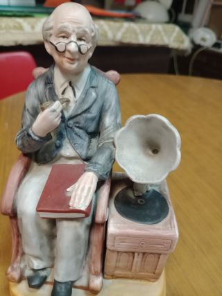 Figura Vintage Anciano Sentado con Gramófono
