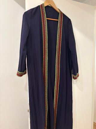 Kimono abierto azul marino con bordados de colores