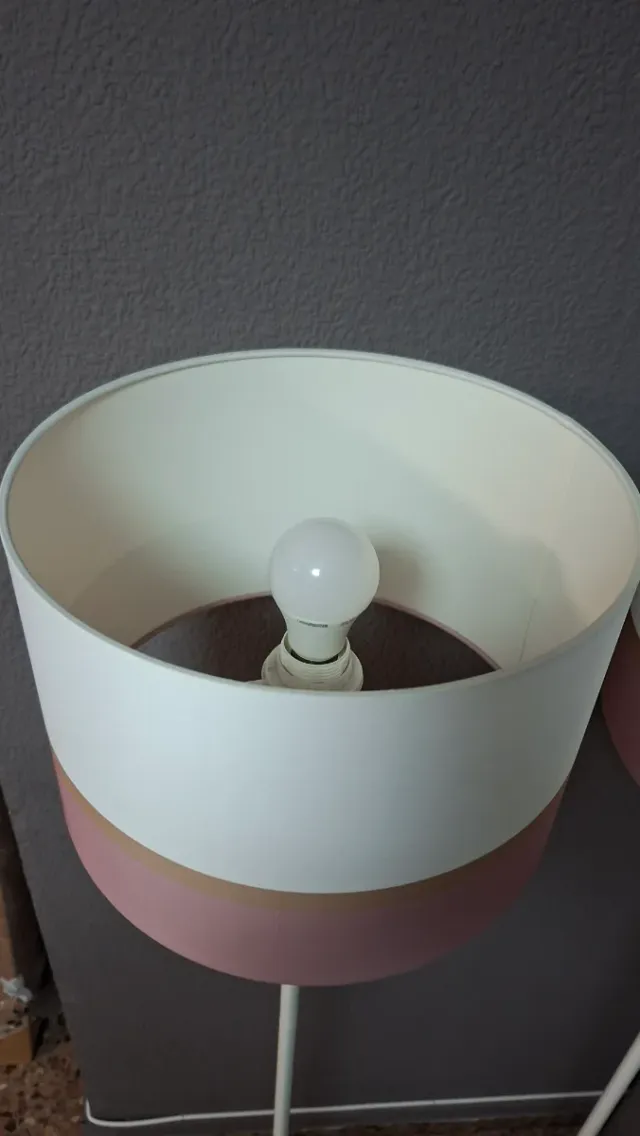 Lámparas de pie LED blancas y rosas