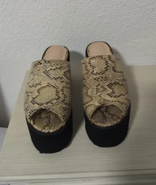 Zapatos de plataforma con estampado de serpiente