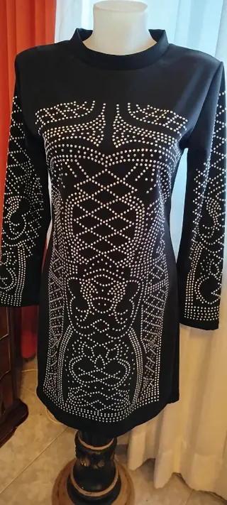 Vestido negro con pedrería
