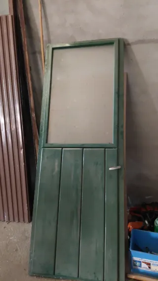 Puerta de madera con cristal