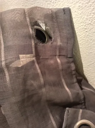 Cortinas grises de tela con ojales