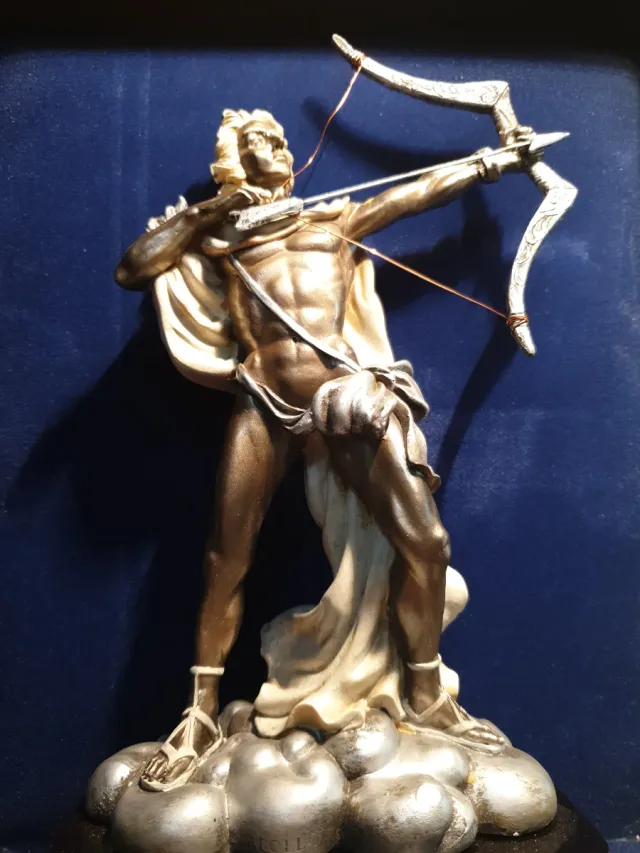 Figura della collezione APOLLO con arco e freccia
