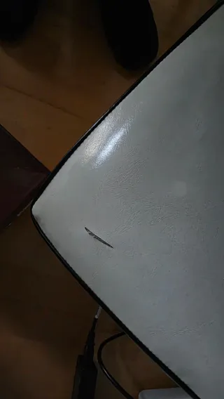 Sillón y puf reposapies polipiel blanca