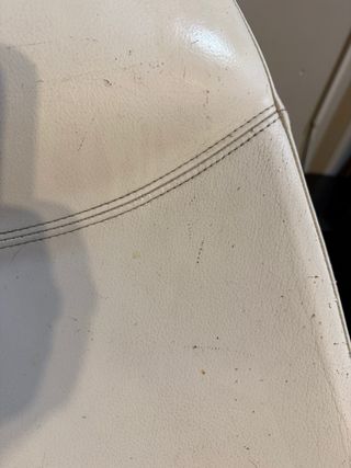 Diván de piel blanco para psicología o relax