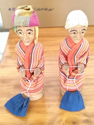 Pareja figuras ancianos madera tallada