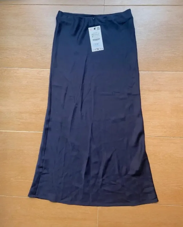 Falda midi satinada azul talla XS