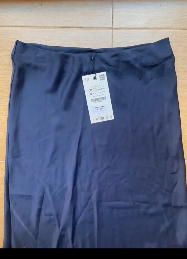 Falda midi satinada azul talla XS