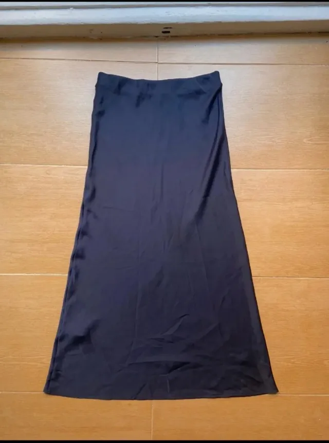 Falda midi satinada azul talla XS