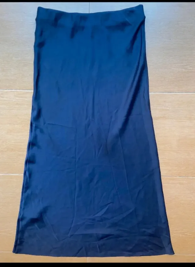 Falda midi satinada azul talla XS
