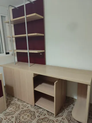 Habitación juvenil beige y roja