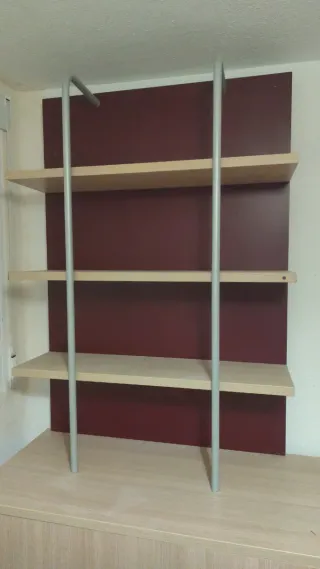 Habitación juvenil beige y roja