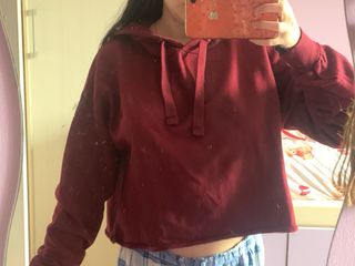 Sudadera con capucha color burdeos