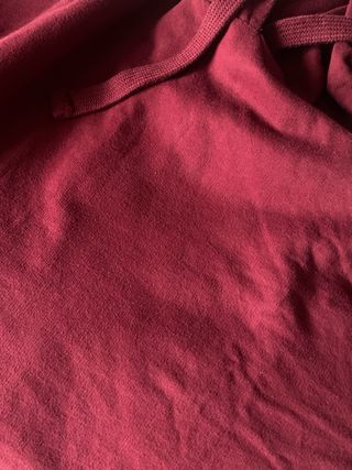 Sudadera con capucha color burdeos