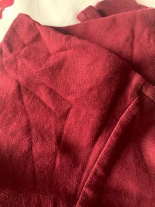 Sudadera con capucha color burdeos