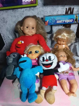 Lote de muñecos y peluches variados